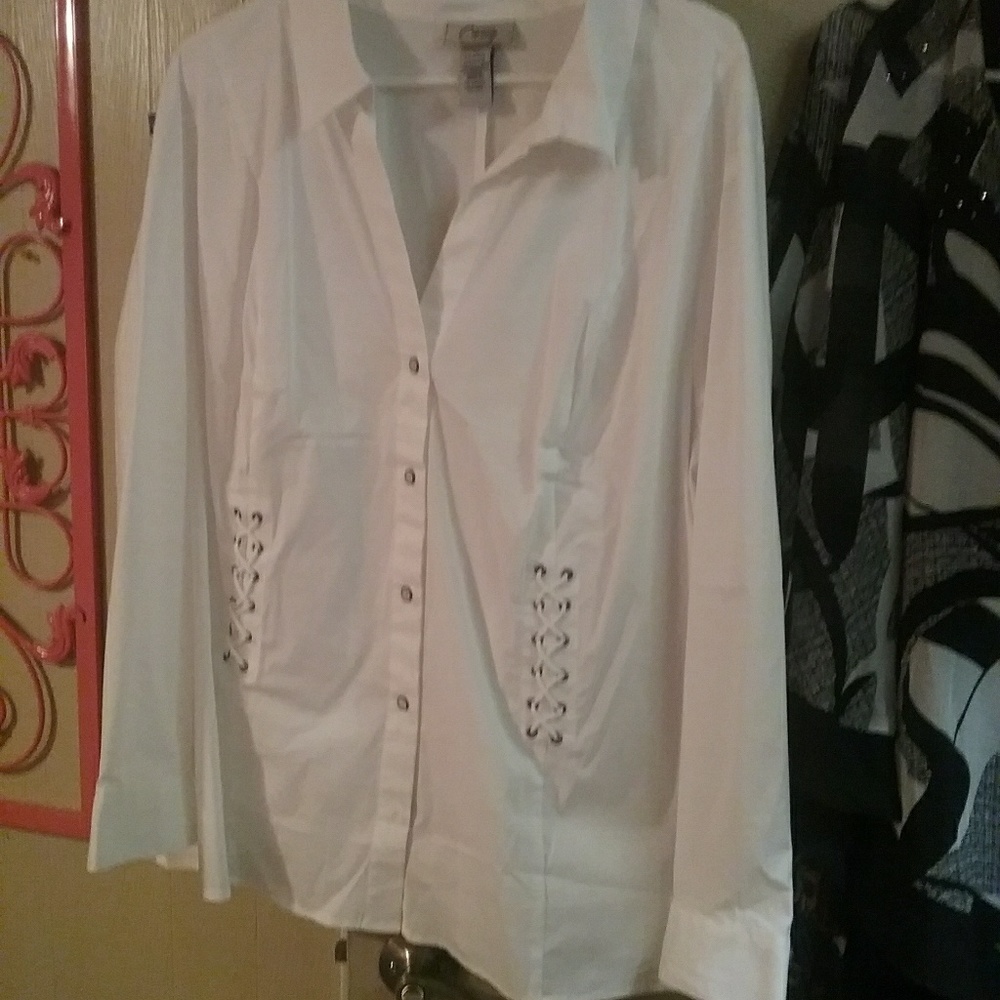 Avenue size 24/26Button down,  collared,blouse.